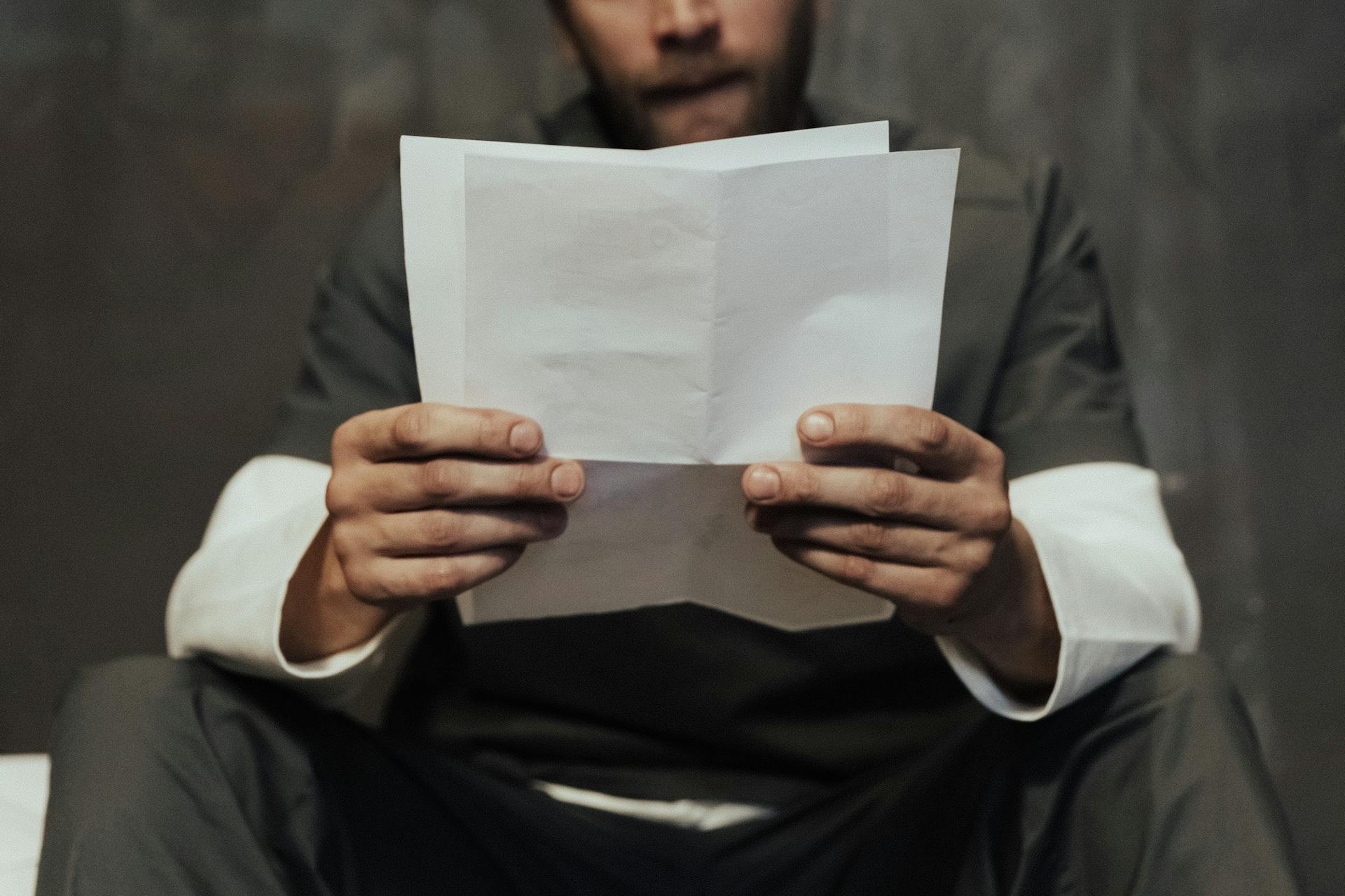 A man reading a letter | Source: Pexels