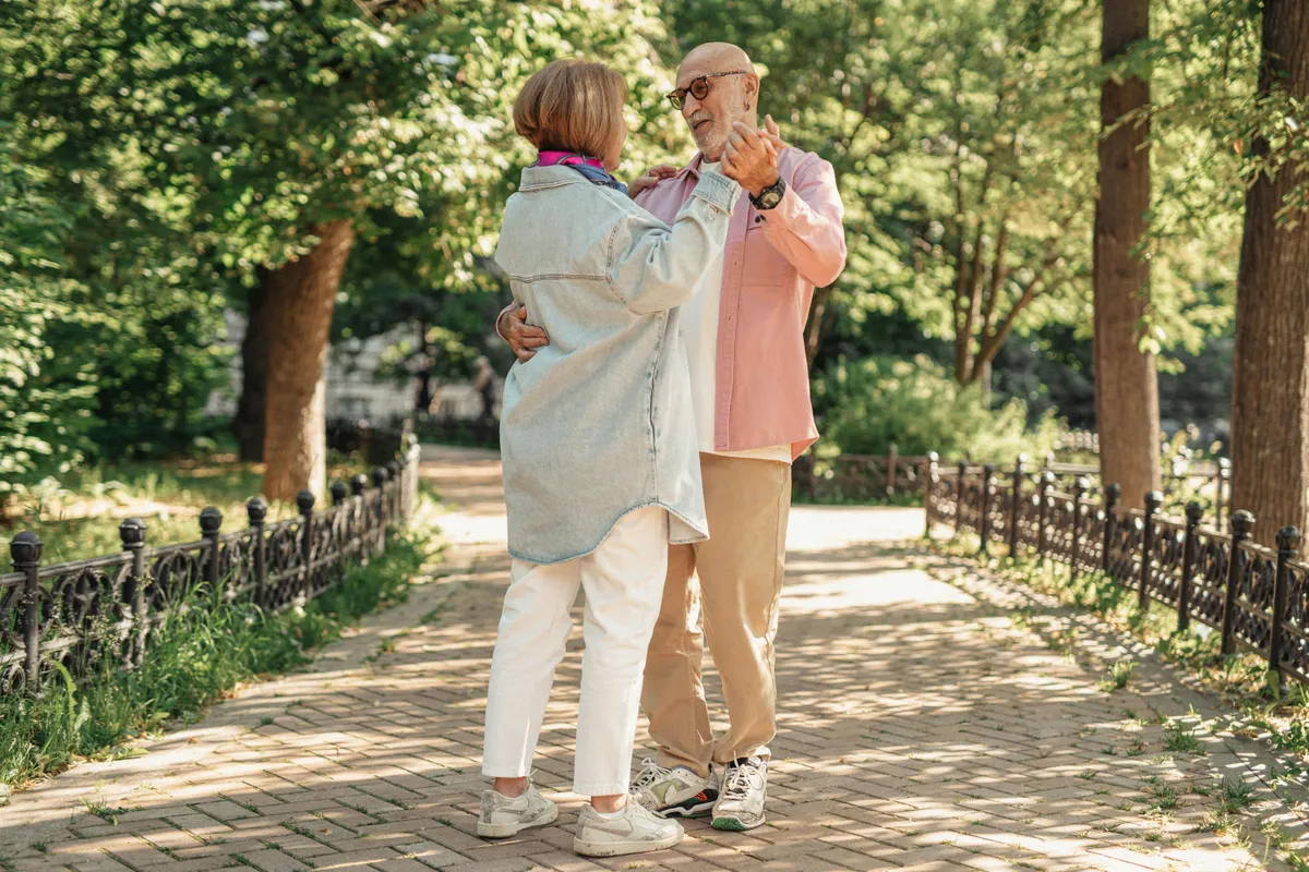 A couple dancing outdoors together | Source: Pexels