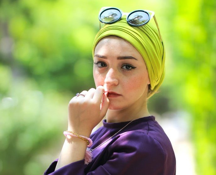Una mujer joven con una pañoleta cubriendo su cabeza. | Foto: Unsplash
