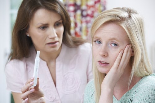 A mother questioning her teenage daughter about her pregnancy. | Source: Shutterstock.