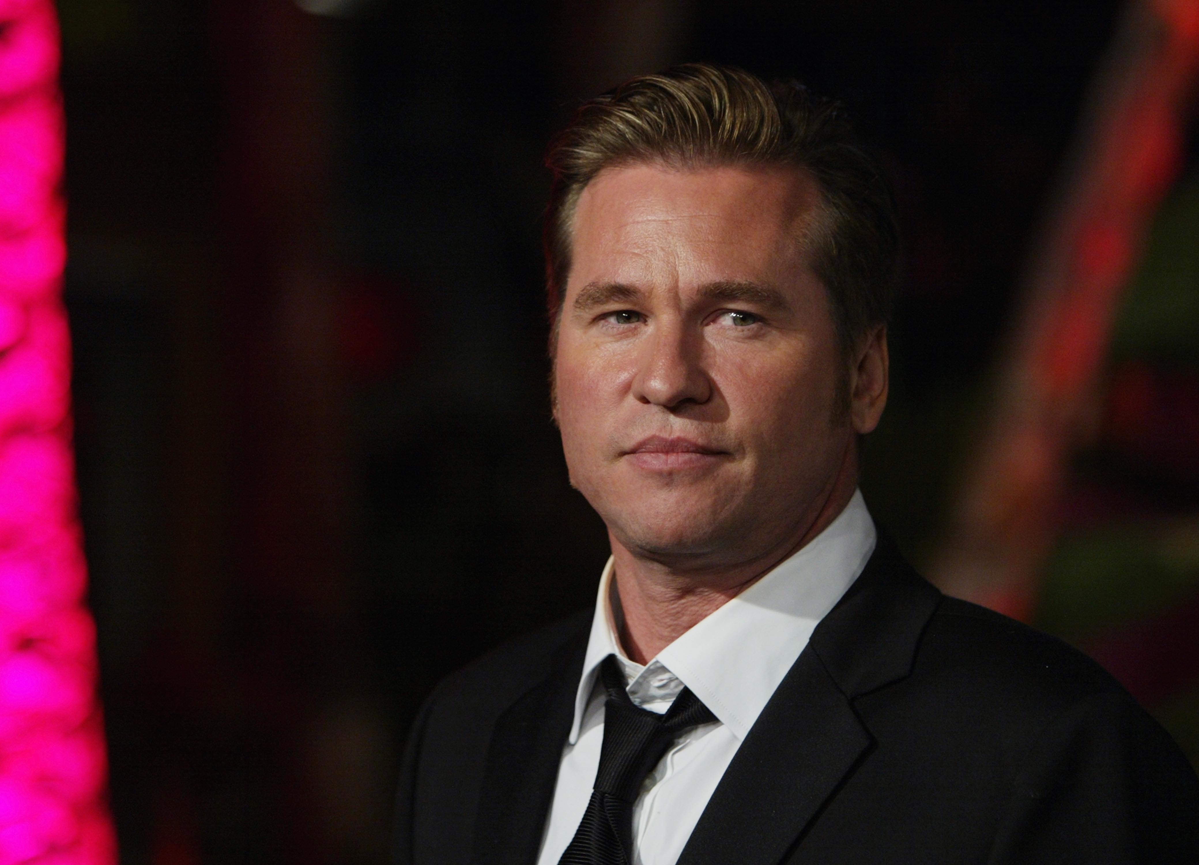 "Top Gun" actor Val Kilmer attends the 2004 Vanity Fair Oscars party in Mortons Restaurant, California. | Photo: Getty Images