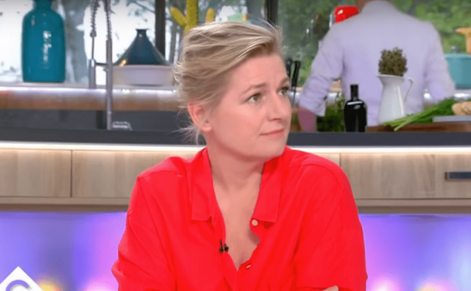 Anne-Elisabeth Lemoine à l'écoute de Jean-Luc Reichmann sur le plateau de "C à vous". | Youtube/C à vous Anne-Elisabeth Lemoine à l'écoute de Jean-Luc Reichmann sur le plateau de "C à vous". | Youtube/C à vous