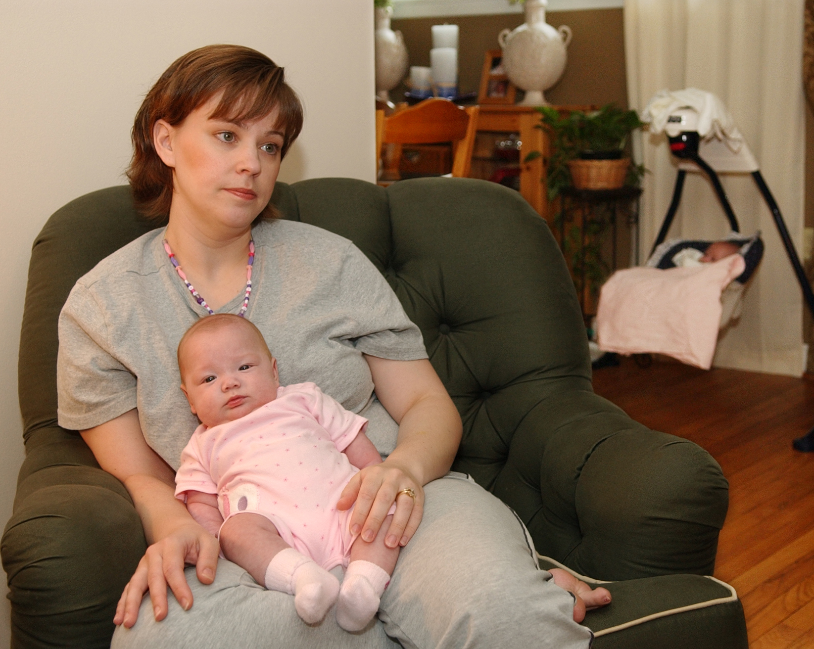 Kate Gosselin photographed holding Alexis Gosselin at their home in Wyomissing on September 28, 2004. | Source: Getty Images