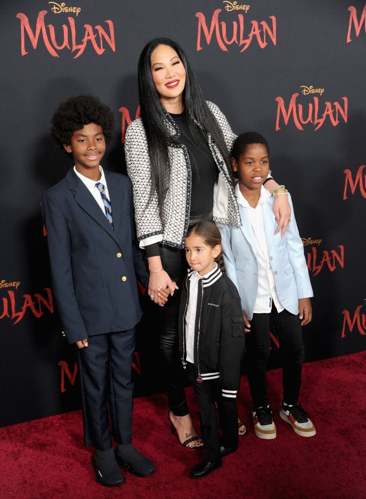 Kimora Lee Simmons and children, Kenzo, Wolfe and Gary arrive for the premiere of Disney's "Mulan"| Photo: Getty Images