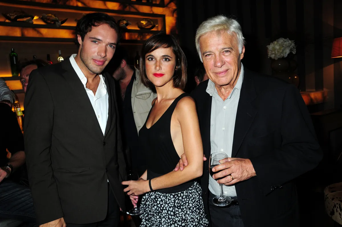 L'écrivain Nicolas Bedos, sa sœur la chanteuse Victoria Bedos et leur père l'humoriste Guy Bedos assistent au spectacle "Vicky et Banjo" au Club L'Arc le 22 septembre 2010 à Paris, France. | Photo : Getty Images