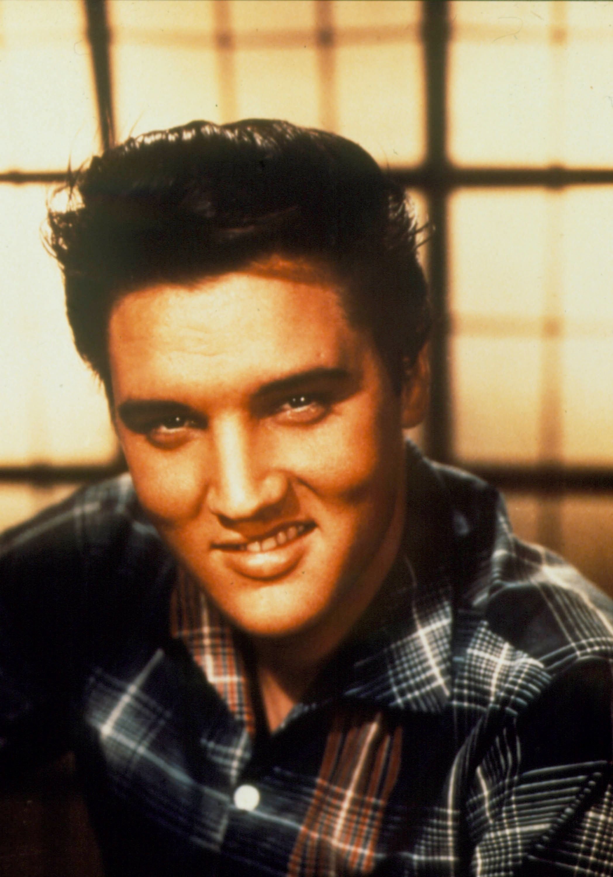 Elvis studio portrait circa 1955 | Photo: Getty Images 