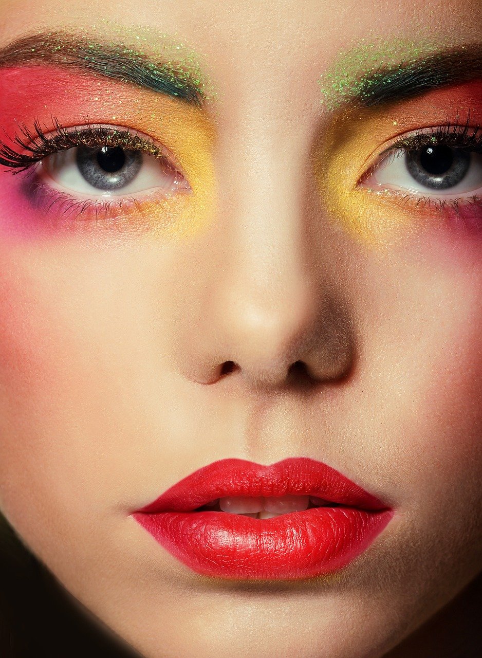 Rostro con mucho maquillaje. | Foto: Pixabay Rostro con mucho maquillaje. | Foto: Pixabay