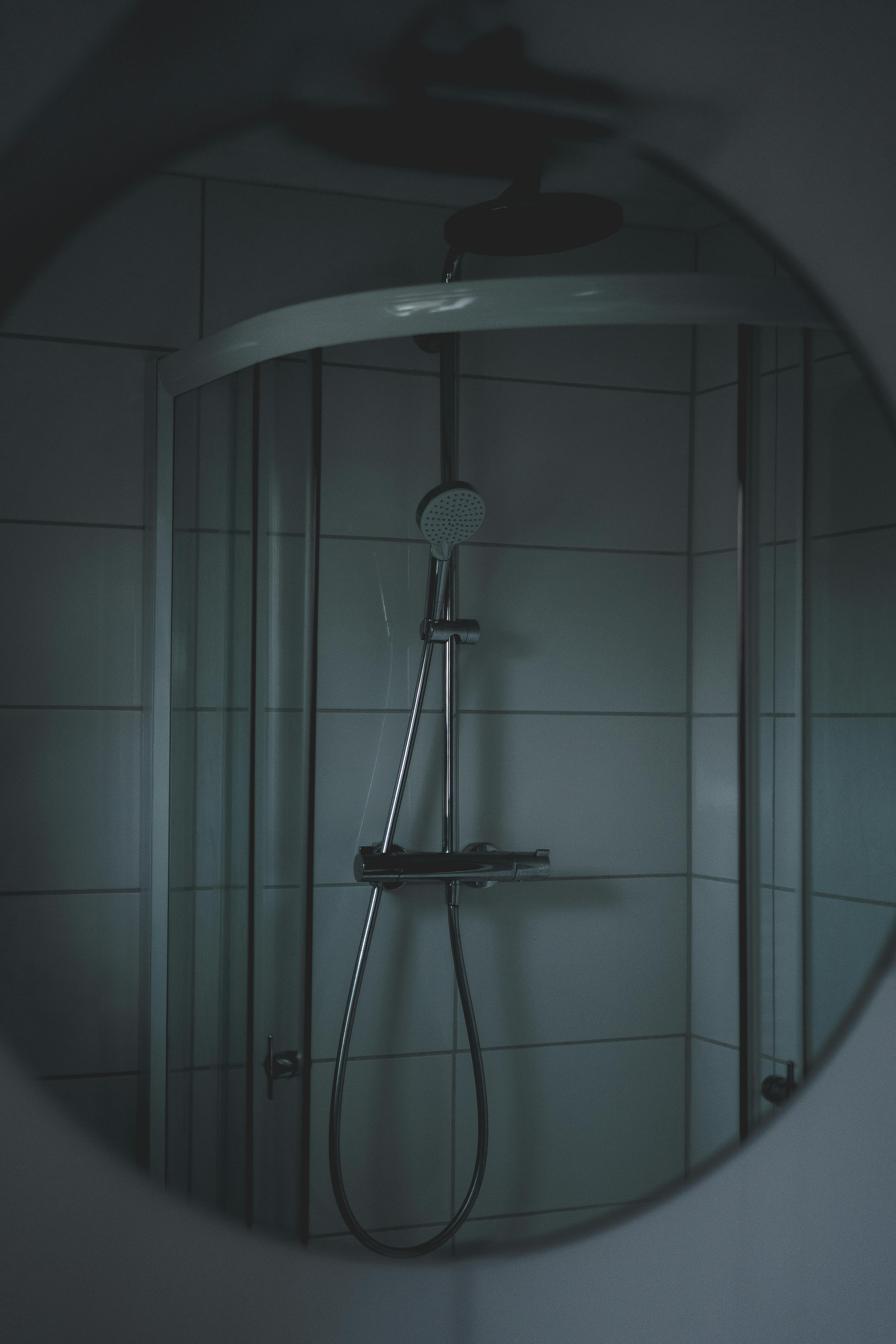 An enclosed shower set-up | Source: Pexels