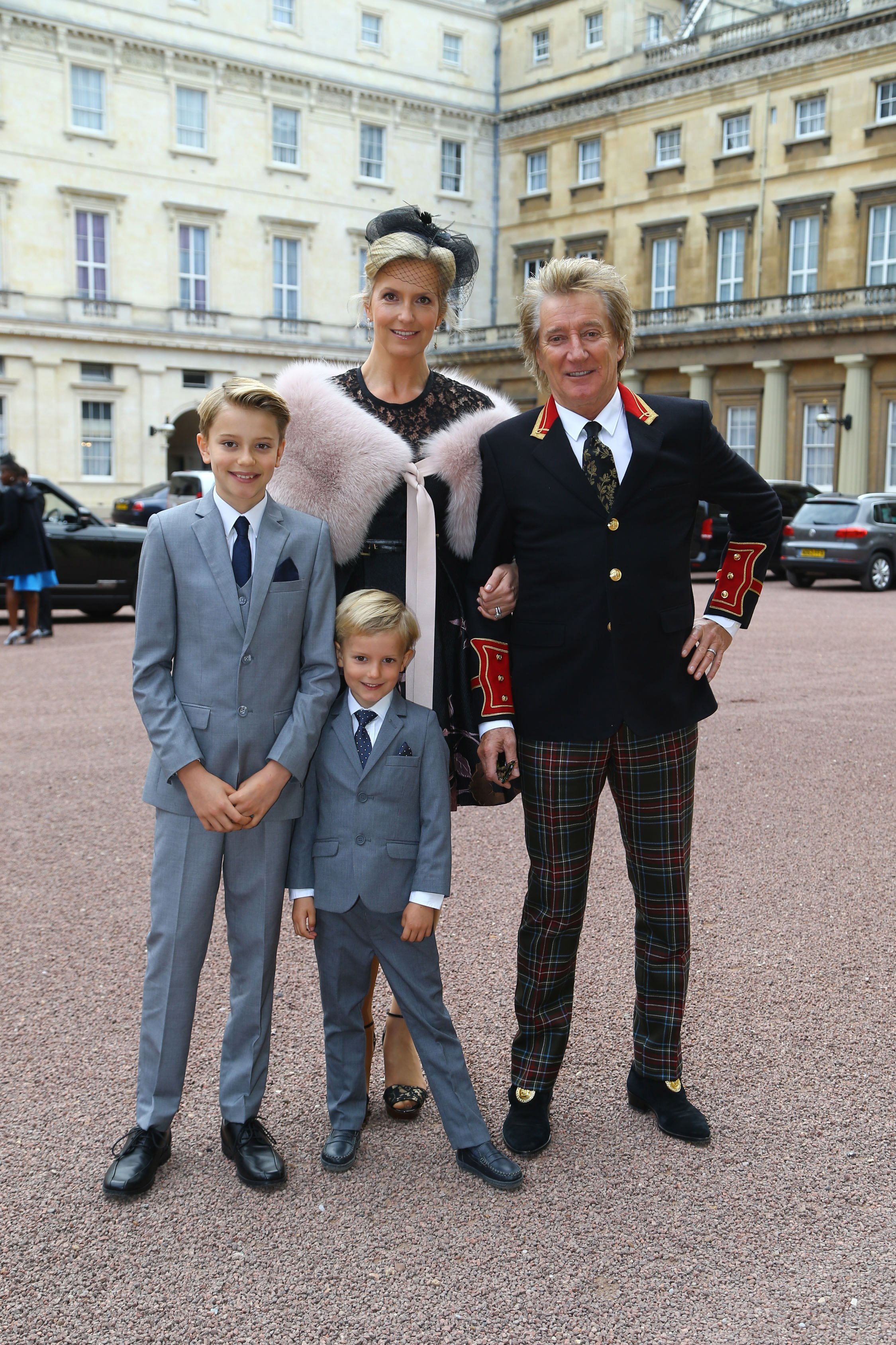 Rod Stewart arrives at Buckingham Palace with his wife, Penny Lancaster and children Alastair and Aiden, ahead of him receiving his knighthood in recognition of his services to music and charity on October 11, 2016 | Photo: GettyImages