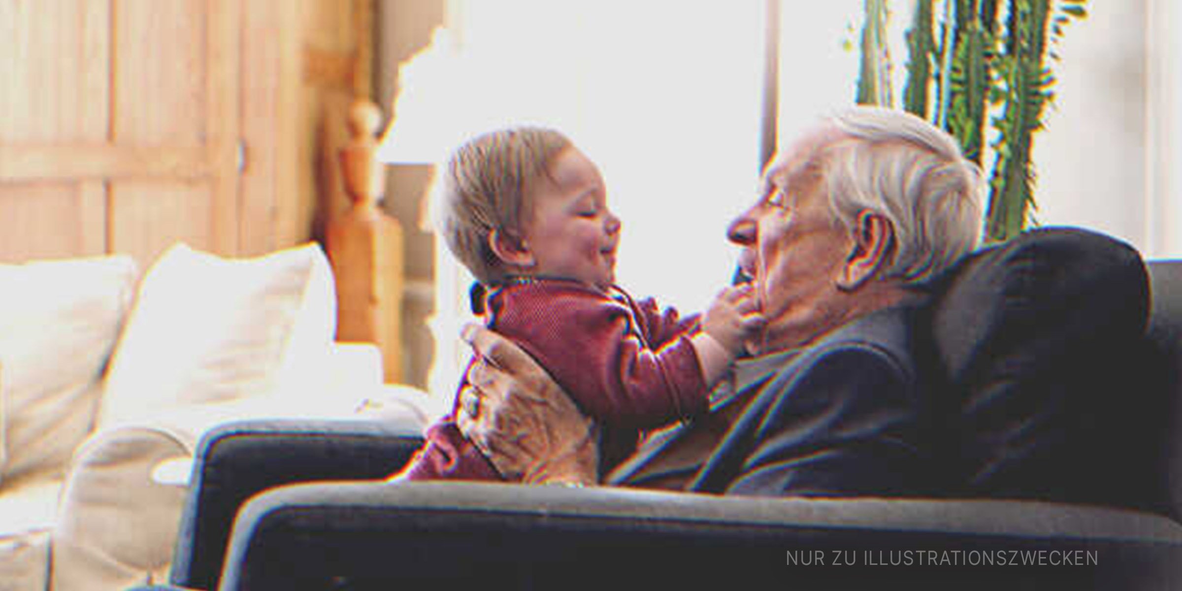 Großvater spielt mit Enkelin | Quelle: Getty Images
