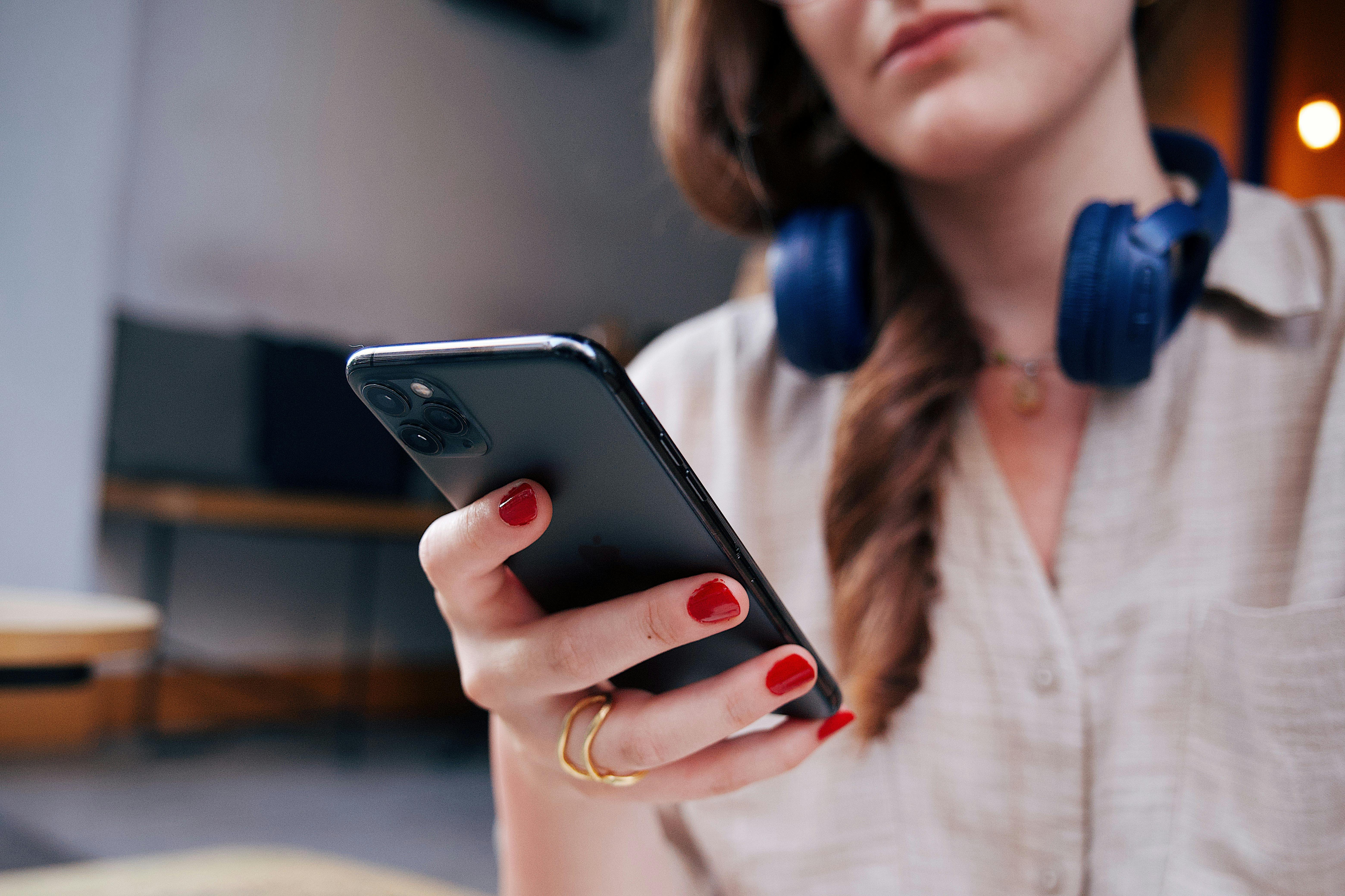 An angry woman on her phone | Source: Pexels