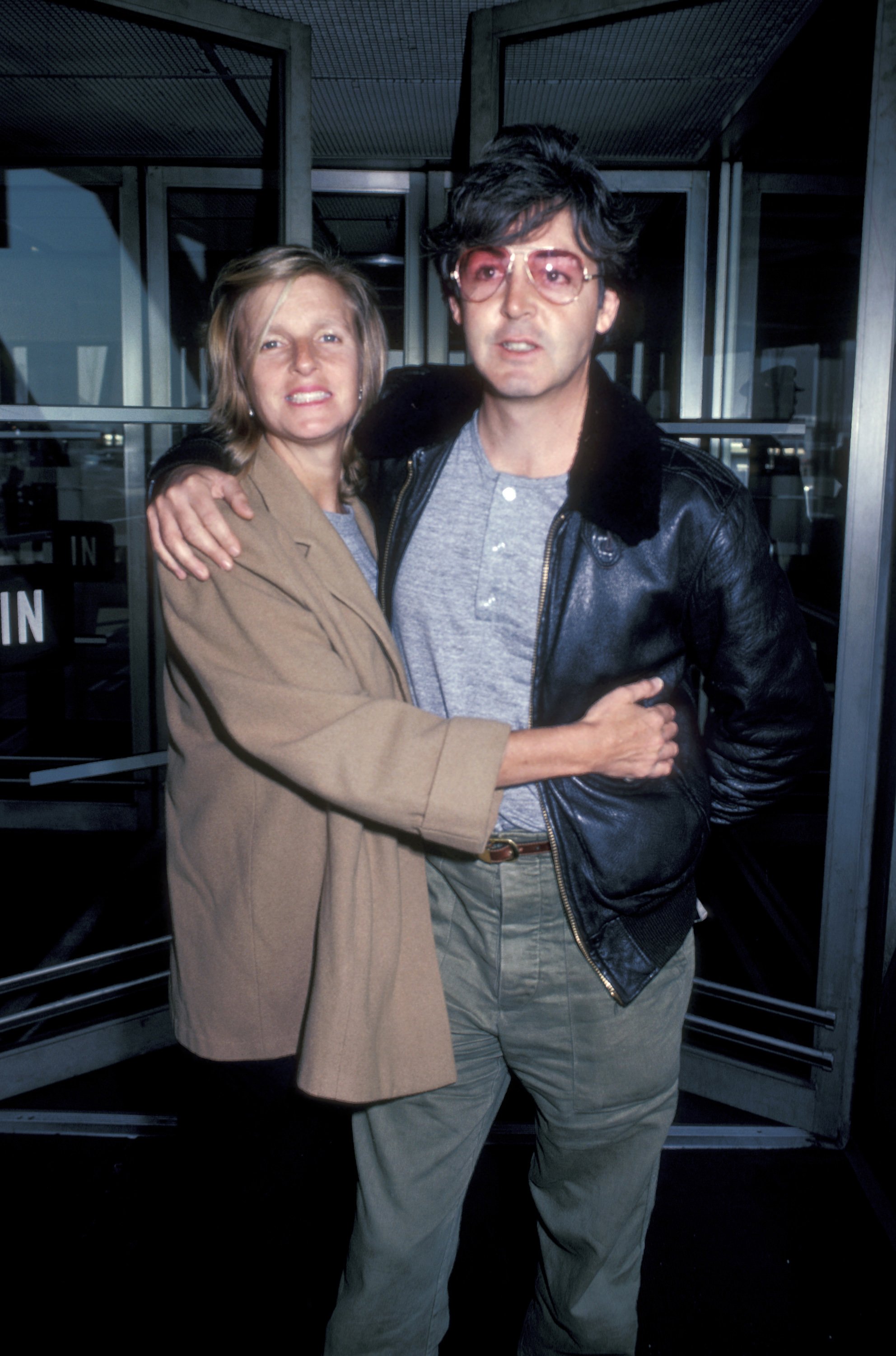 Linda McCartney and Paul McCartney on October 28, 1982 at Kennedy Airport in New York City, New York, United States | Source: Getty Images