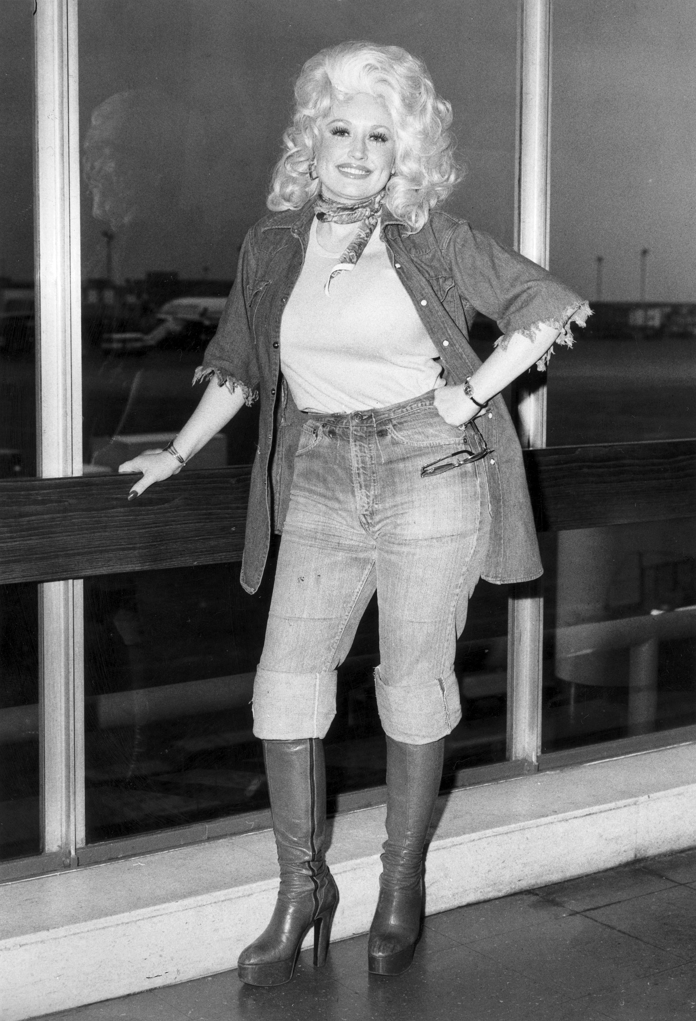Dolly Parton in Britain on May 1977 | Source: Getty Images
