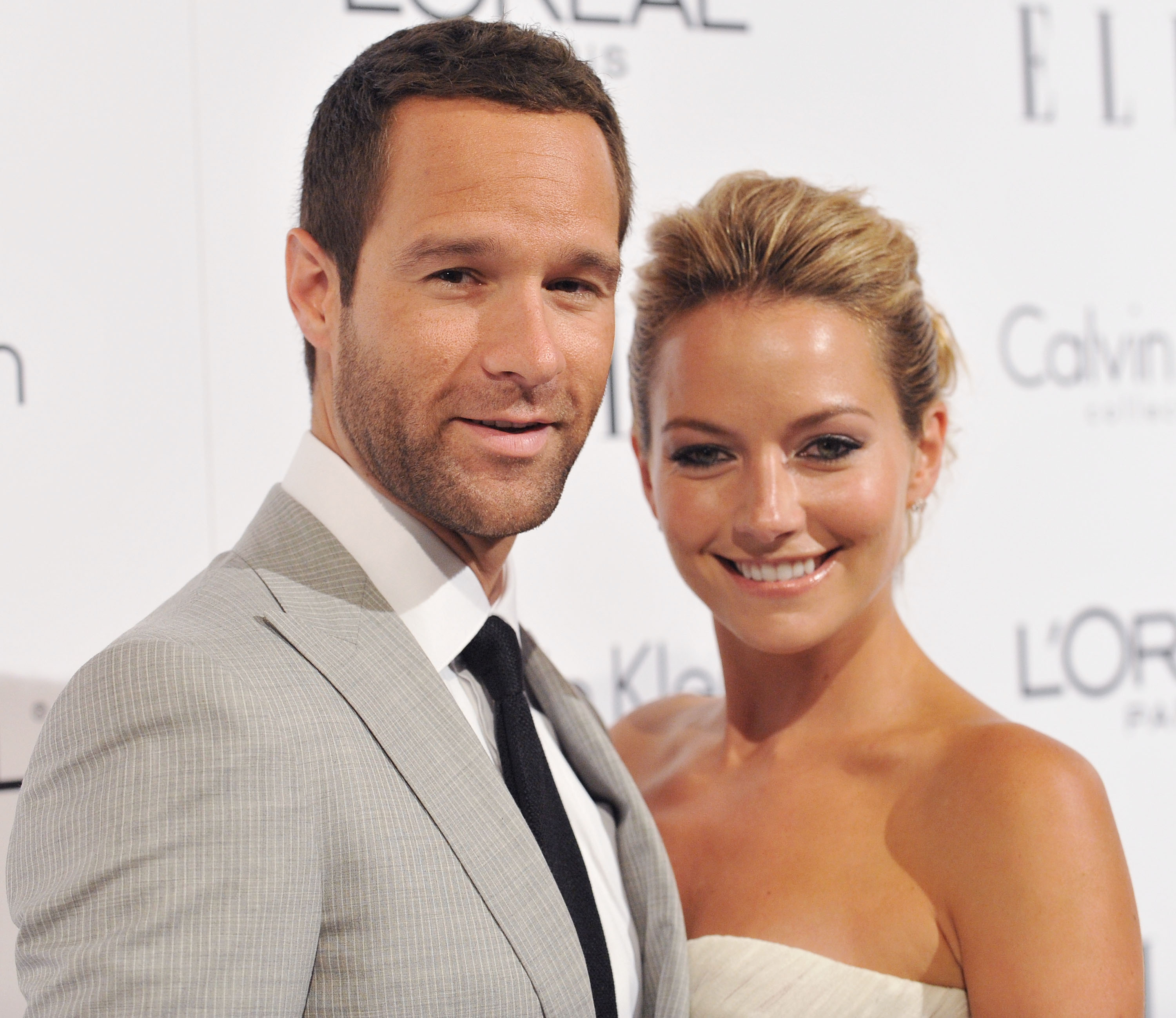 Becki Newton and husband Chris Diamantopoulos at the Four Seasons Hotel on October 19, 2009, in Beverly Hills, California. | Source: Getty Images