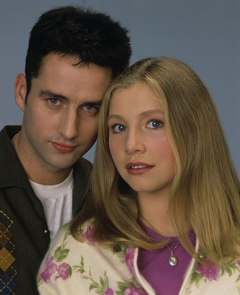  Glenn Quinn and Sarah Chalke on "Roseanne" in 1993. | Source: Getty Images