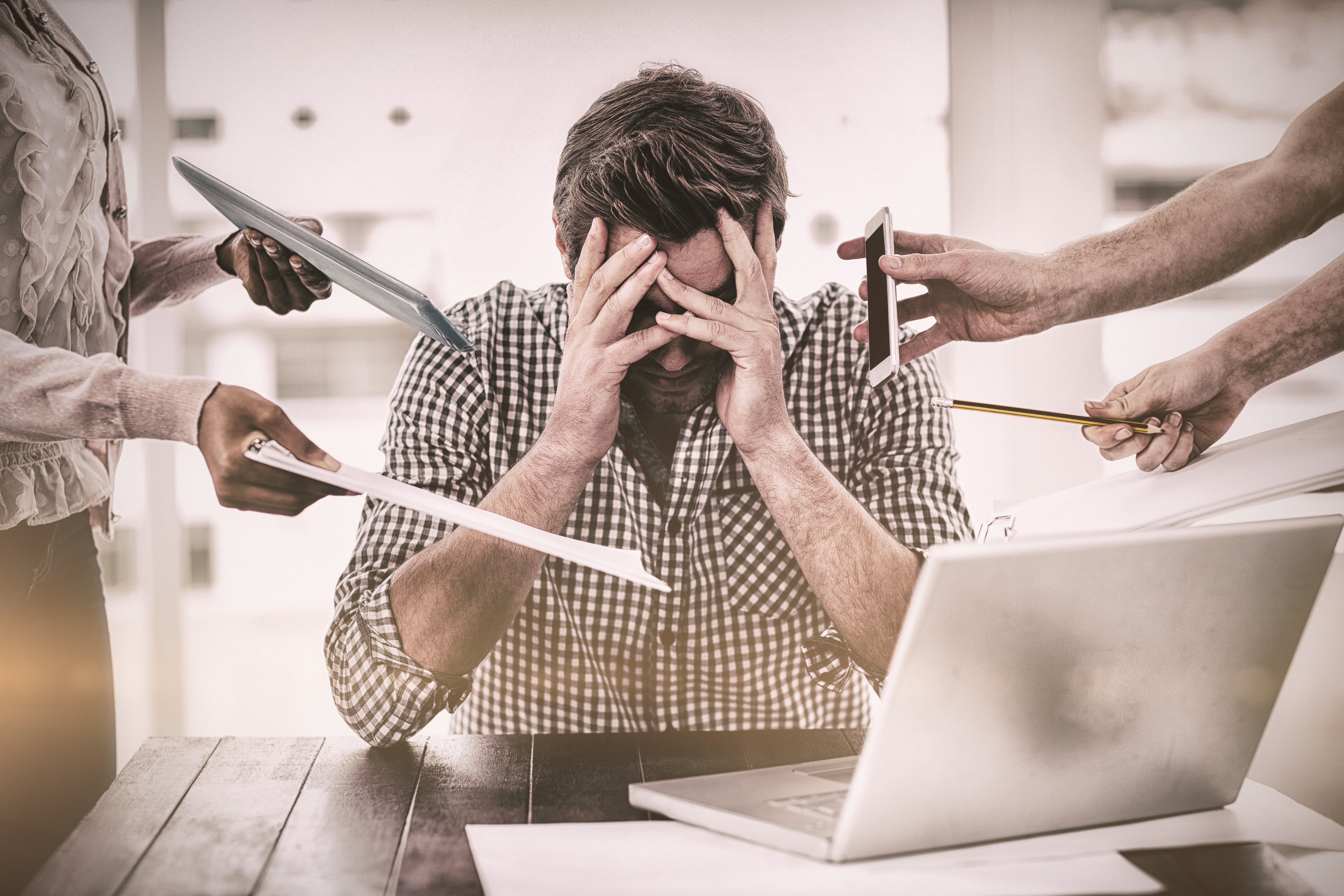 Un homme stressé par son travail | Photo : Shutterstock