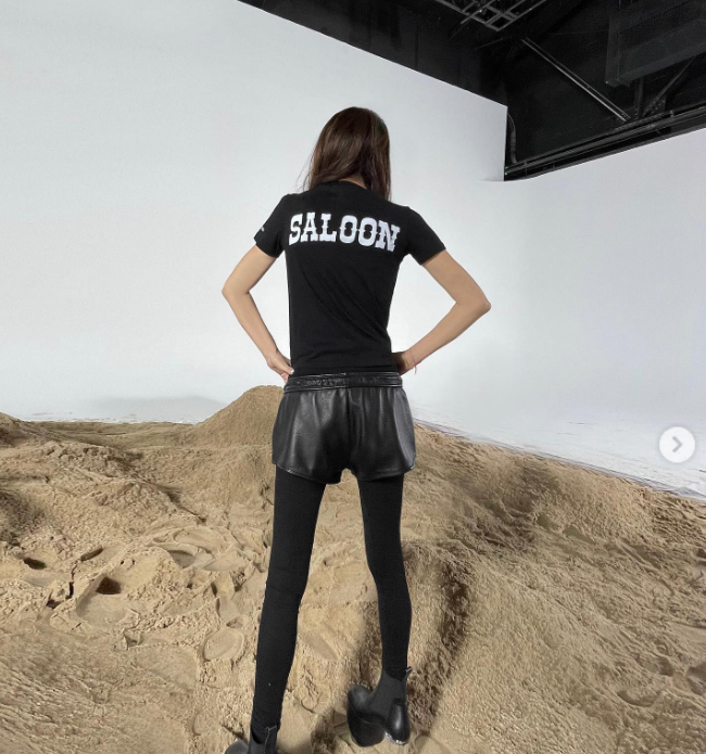 Her slender figure also contributed to a remarkably youthful appearance. In this photo, she posed for a picture from the back in a studio on October 4, 2021. | Source: Instagram/verawang