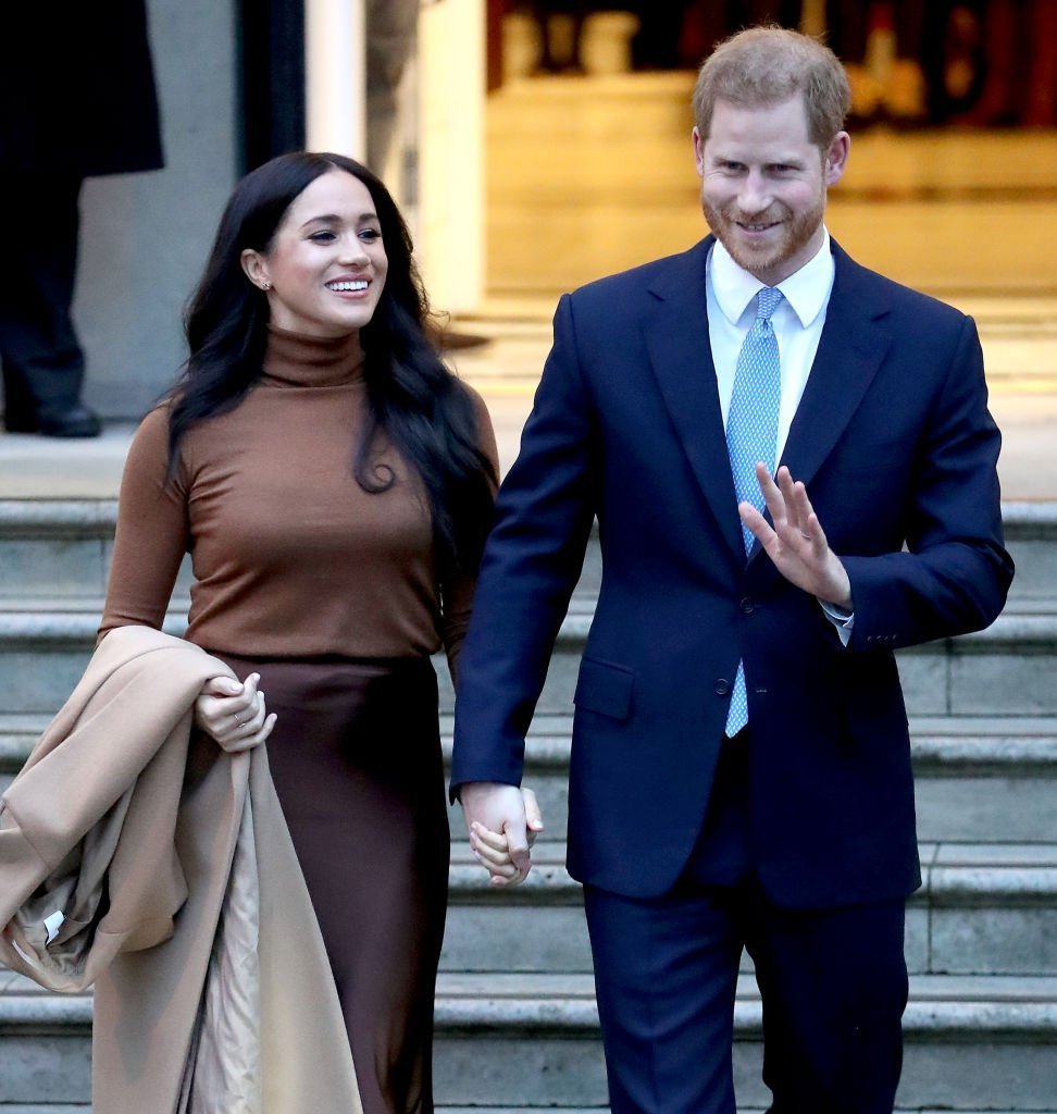 El príncipe Harry, duque de Sussex y Meghan, duquesa de Sussex, salen de Canada House el 7 de enero de 2020 en Londres, Inglaterra. | Foto: Getty Images