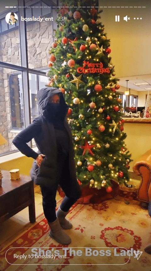 Shante Broadus, dressed in black, poses in front of a Christmas tree | Photo: Instagram/bosslady_ent