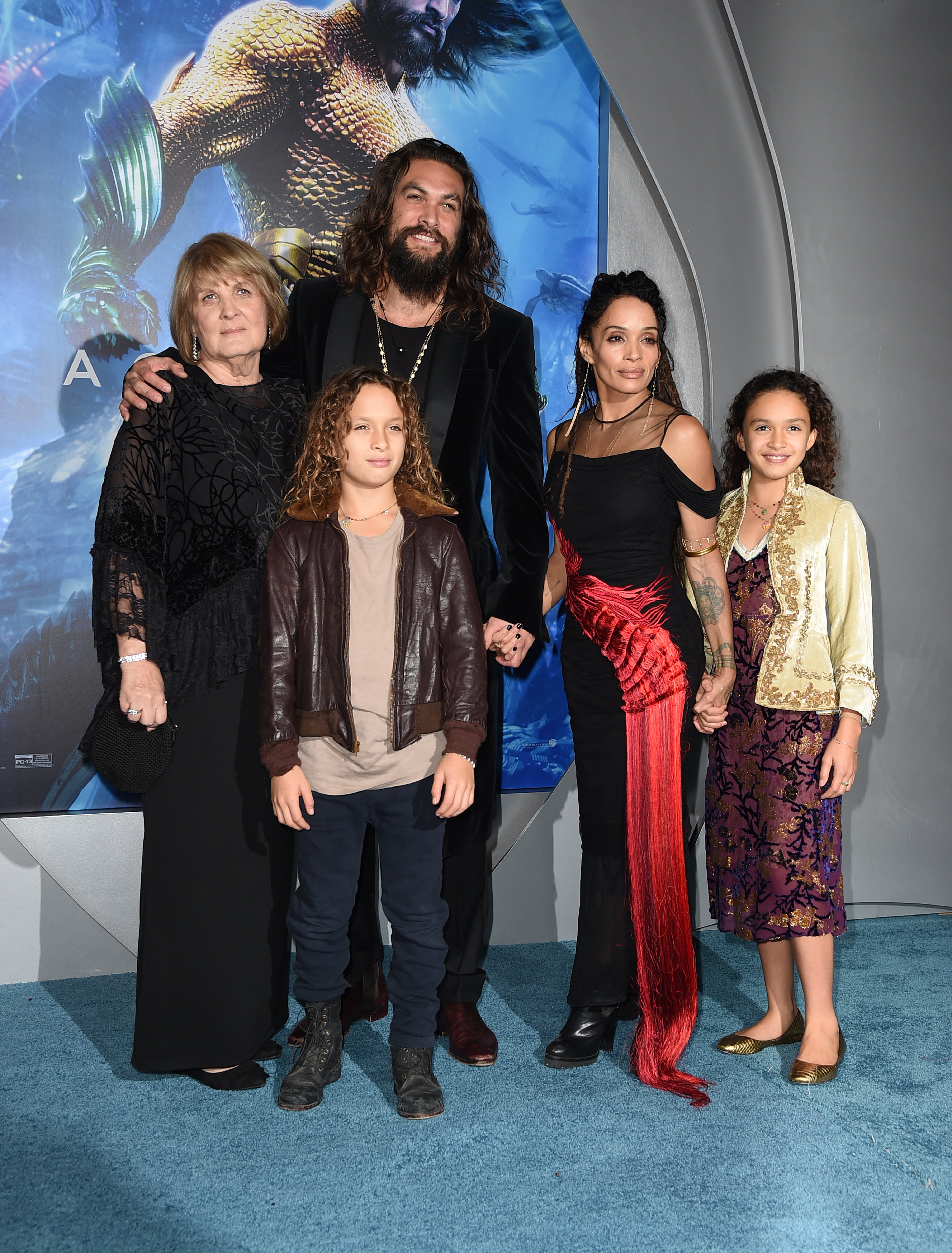 Coni Momoa, Jason Momoa, Nakoa-Wolf Manakauapo Namakaeha Momoa, Lisa Bonet, and Lola Iolani Momoa at the premiere of "Aquaman" on December 12, 2018 | Photo: GettyImages