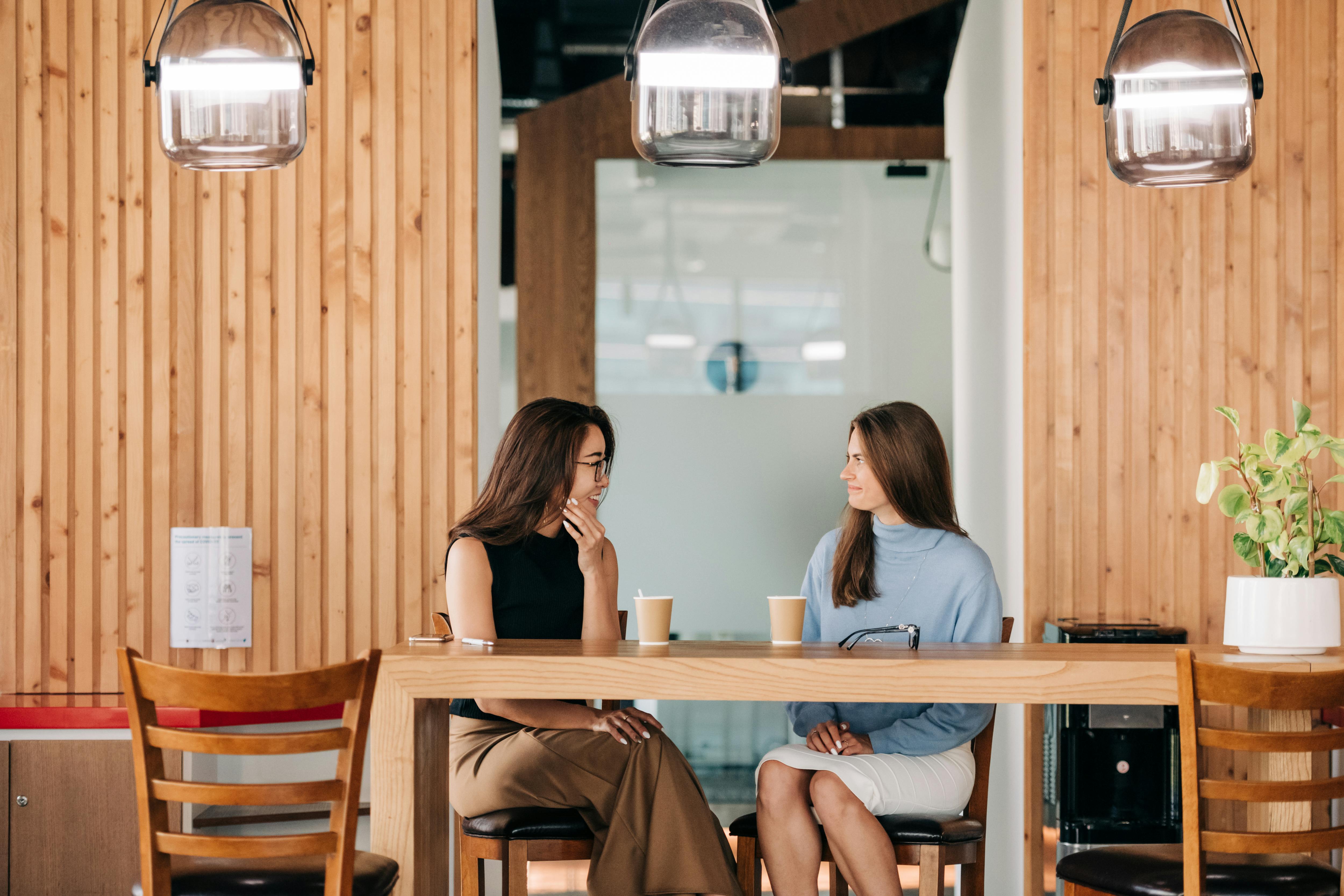 Two women having a conversation in a cafe | Source: Pexels