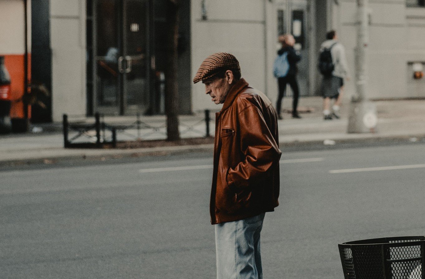 Ein alter Mann verkaufte etwas auf der anderen Straßenseite. | Quelle: Pexels