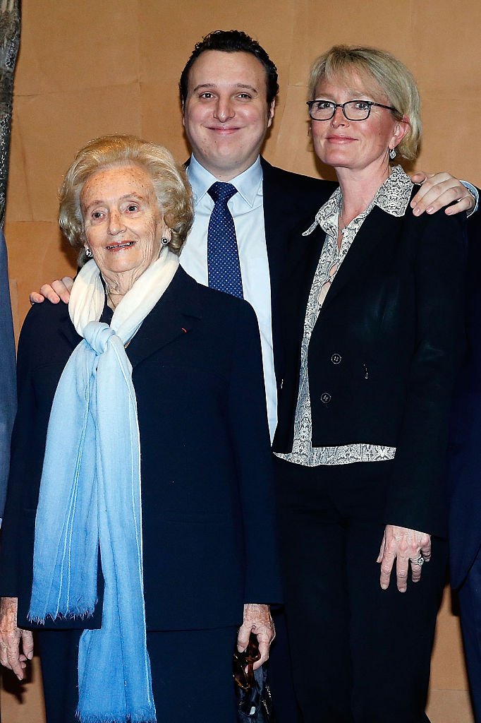 Bernadette Chirac, Martin Rey-Chirac et Claude Chirac assistent à l'exposition "Jacques Chirac ou le Dialogue des Cultures" lors du 10ème anniversaire du Musée du Quai Branly au Musée du Quai Branly le 20 juin 2016 à Paris, France. | Photo : Getty Images