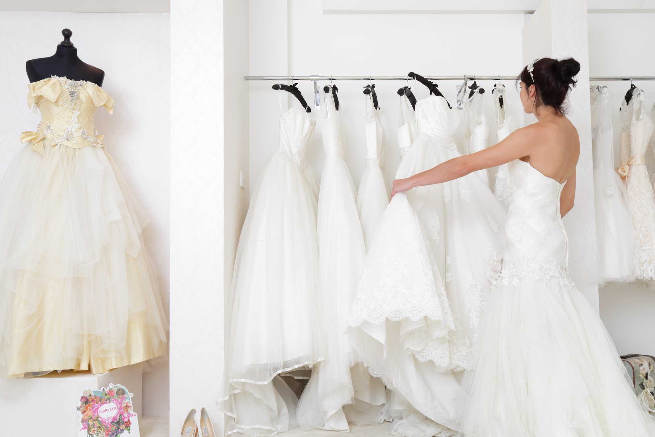 Frau die in einem Brautgeschäft Brautkleider betrachtet. I Quelle: Getty Images