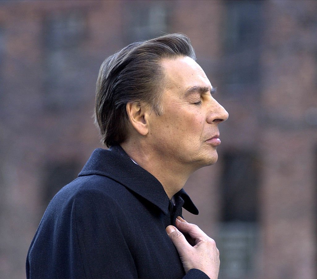 Actor Jerry Orbach takes a break March 19, 2001 from the filming of his TV show "Law and Order" in New York City. | Photo: Getty Images