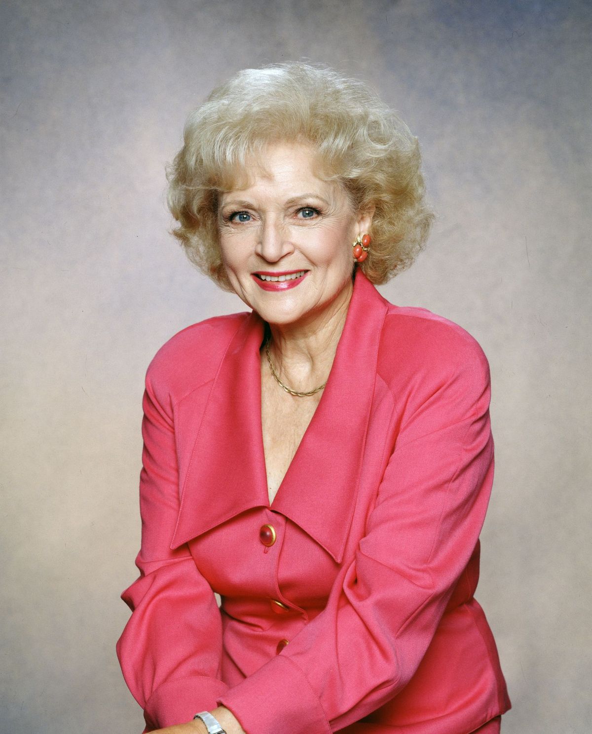 Betty White como Rose Nylund en 'The Golden Palace' el 01 de enero de 1992. | Foto: Getty Images