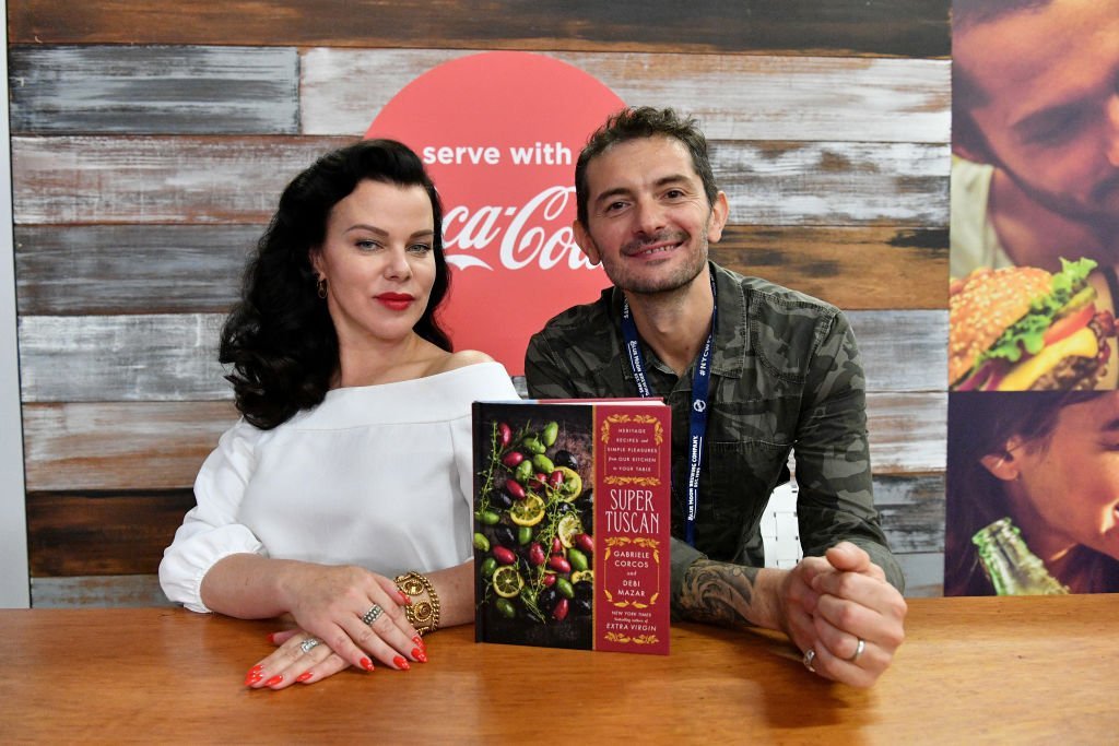 Debi Mazar and Gabriele Corcos sign their cookbook at a food festival in New York City on October 15, 2017 | Photo: Getty Images