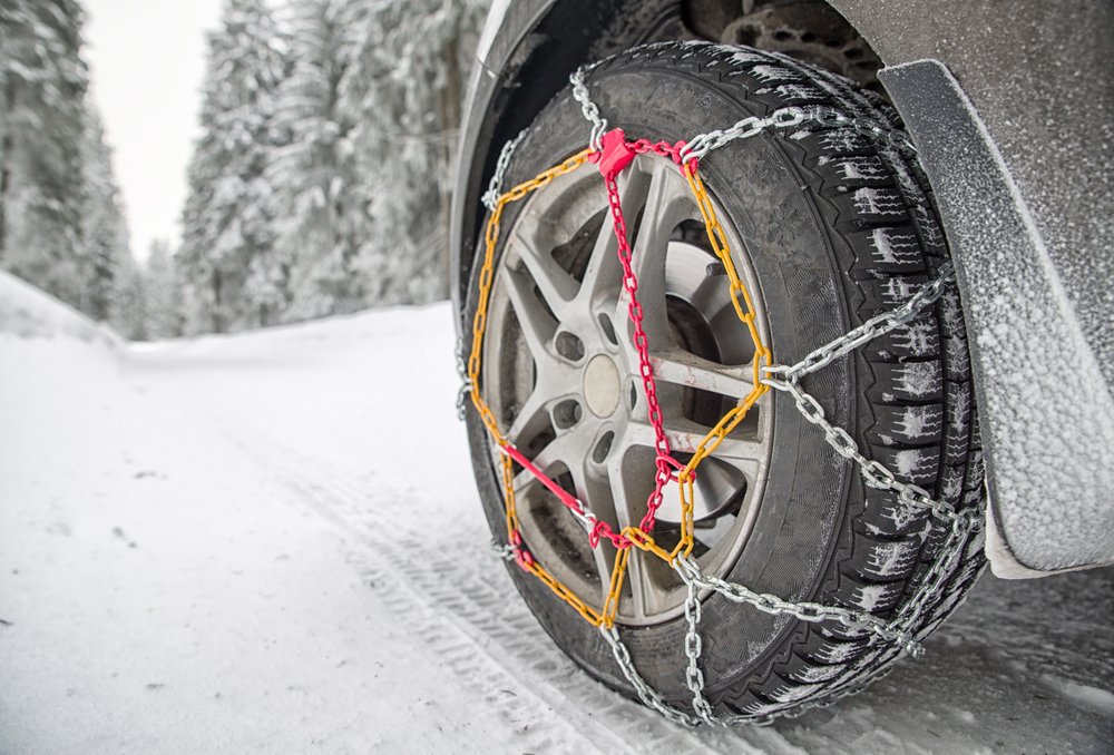 Cadenas para la nieve colocadas en una rueda. | Foto: Shutterstock