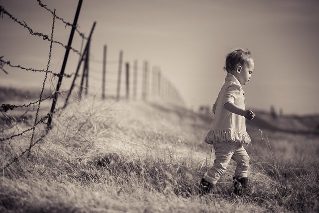 Une petite fille dans un champ. l Source: Flickr