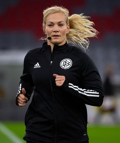 Schiedsrichterin Bibiana Steinhaus wärmt sich vor dem Spiel auf, September 2020, München | Quelle: Getty Images