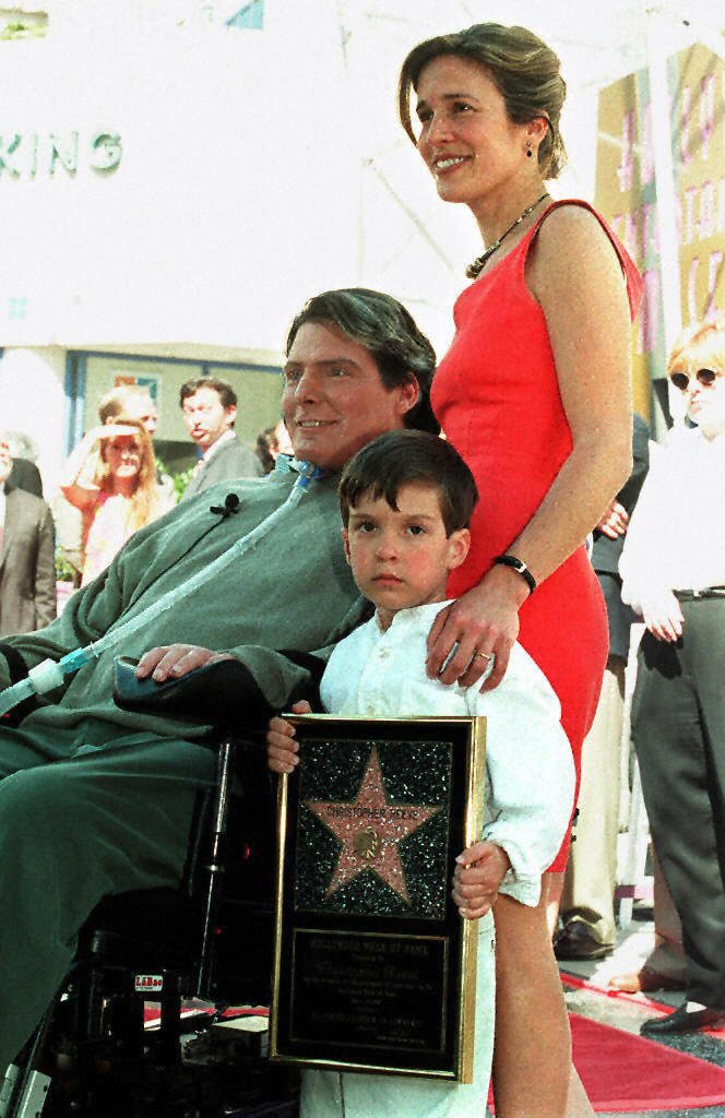 Christopher Reeve con su esposa, Dana Reeve, y su hijo, Will, después de ser honrado con una estrella en el Paseo de la Fama de Hollywood, el 15 de abril de 1997 en Los Ángeles, California. | Foto: Getty Images