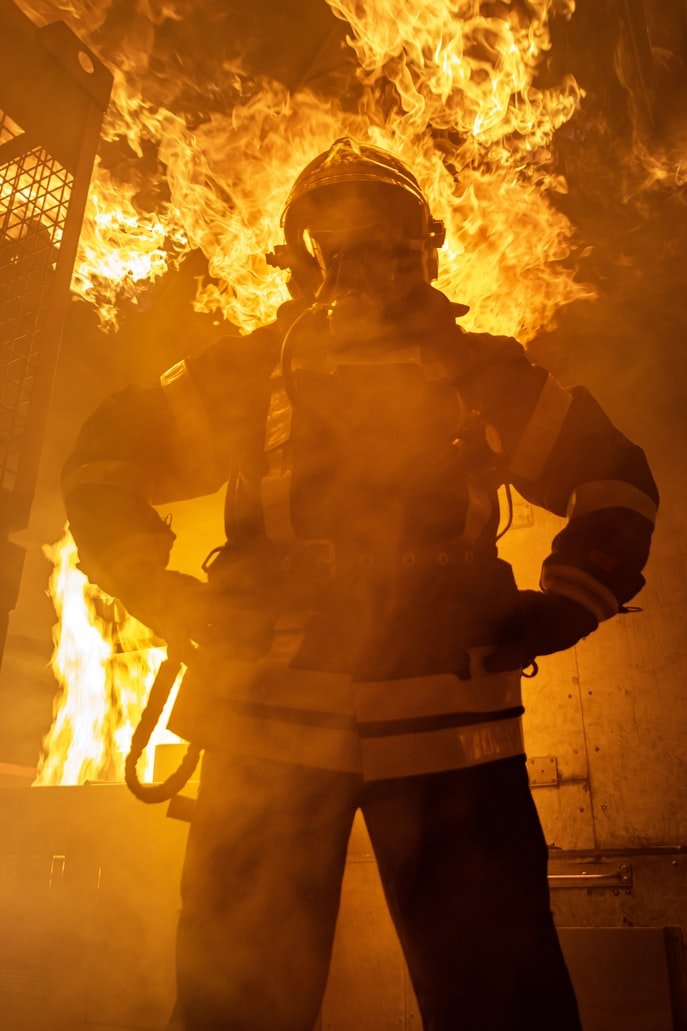 Un bombero rodeado de llamas en un incendio. | Foto: Unsplash