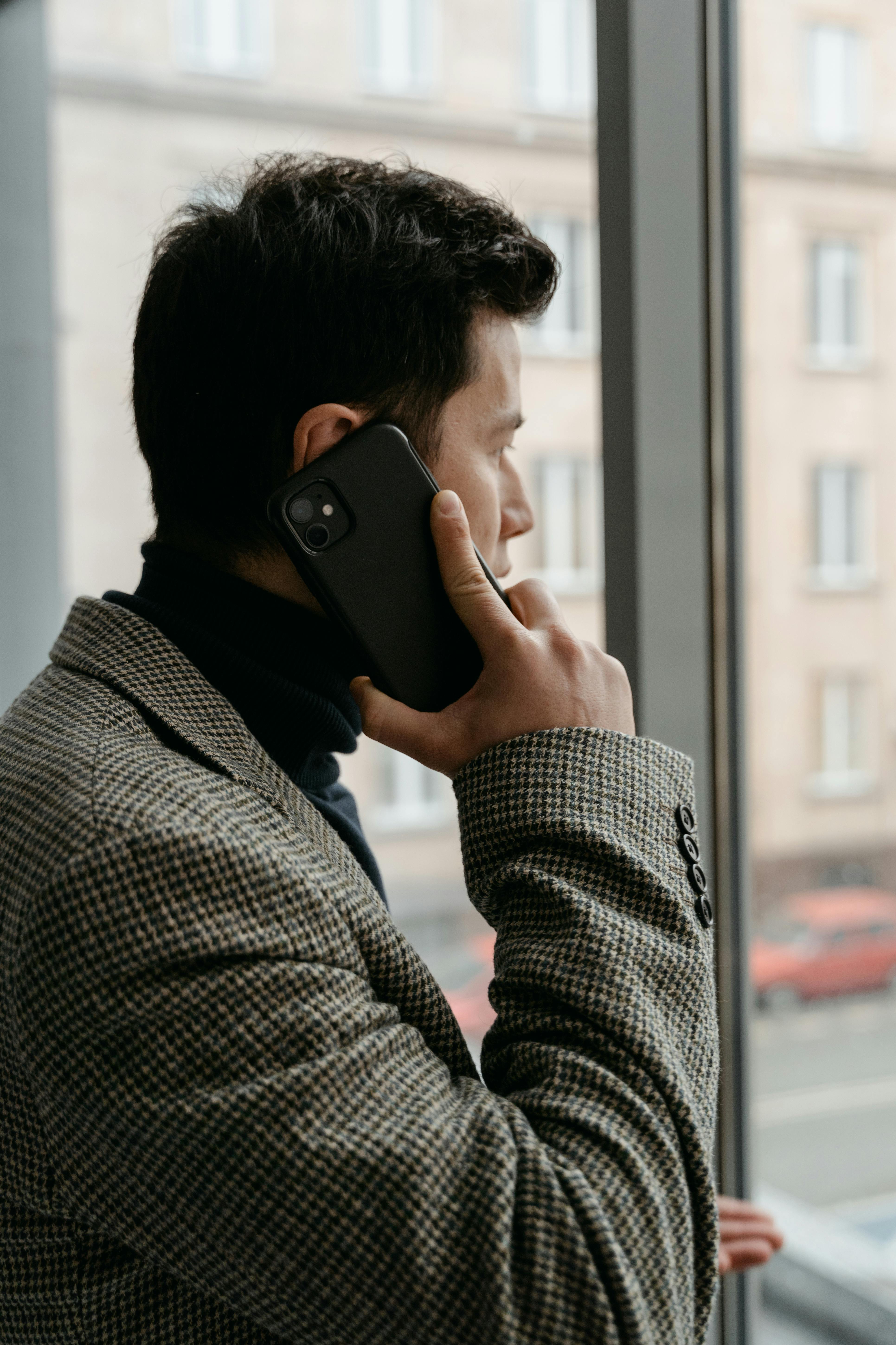 A man talking on his phone | Source: Pexels