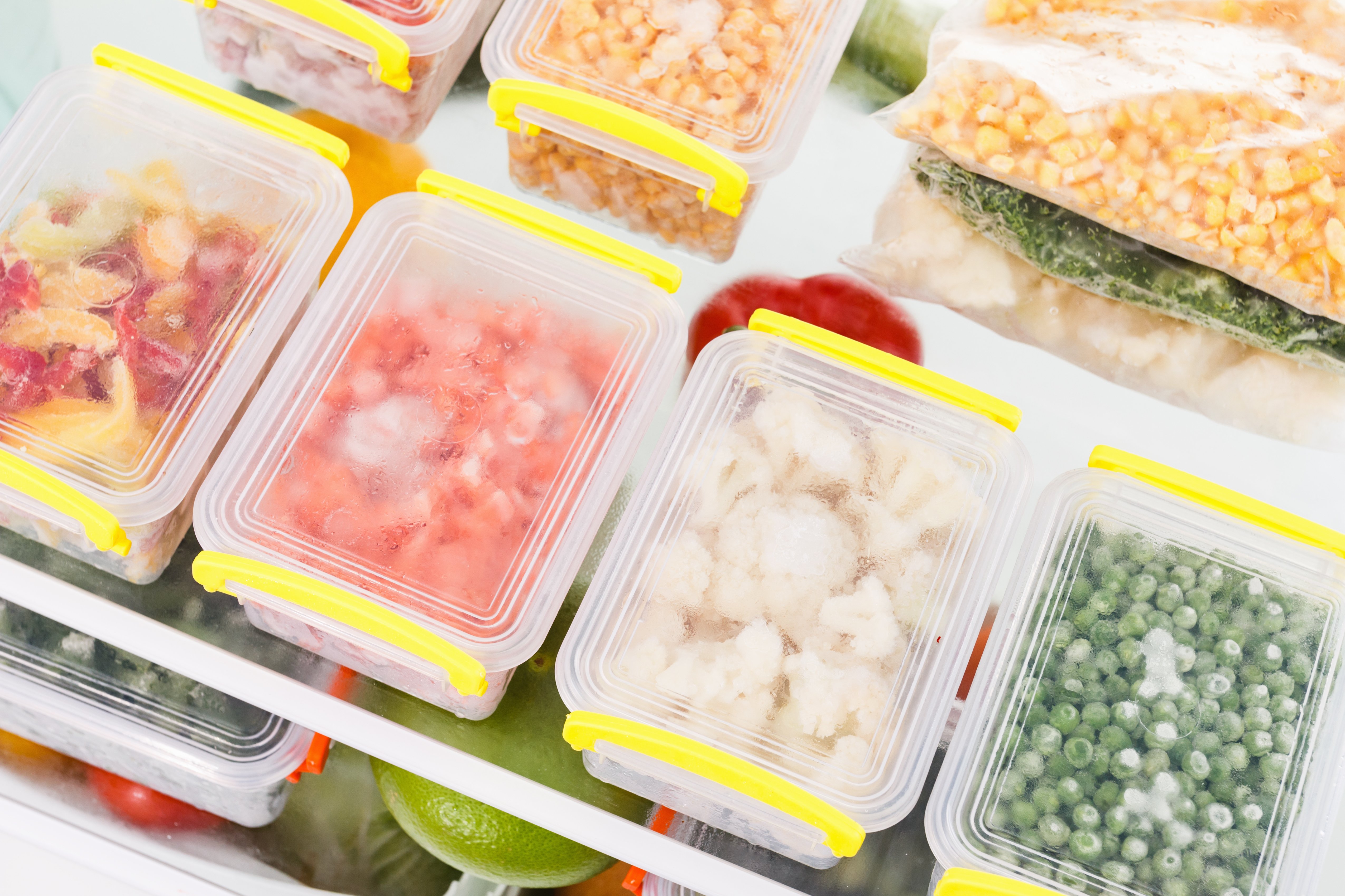 Nourriture congelée dans le réfrigérateur. | Photo : Shutterstock