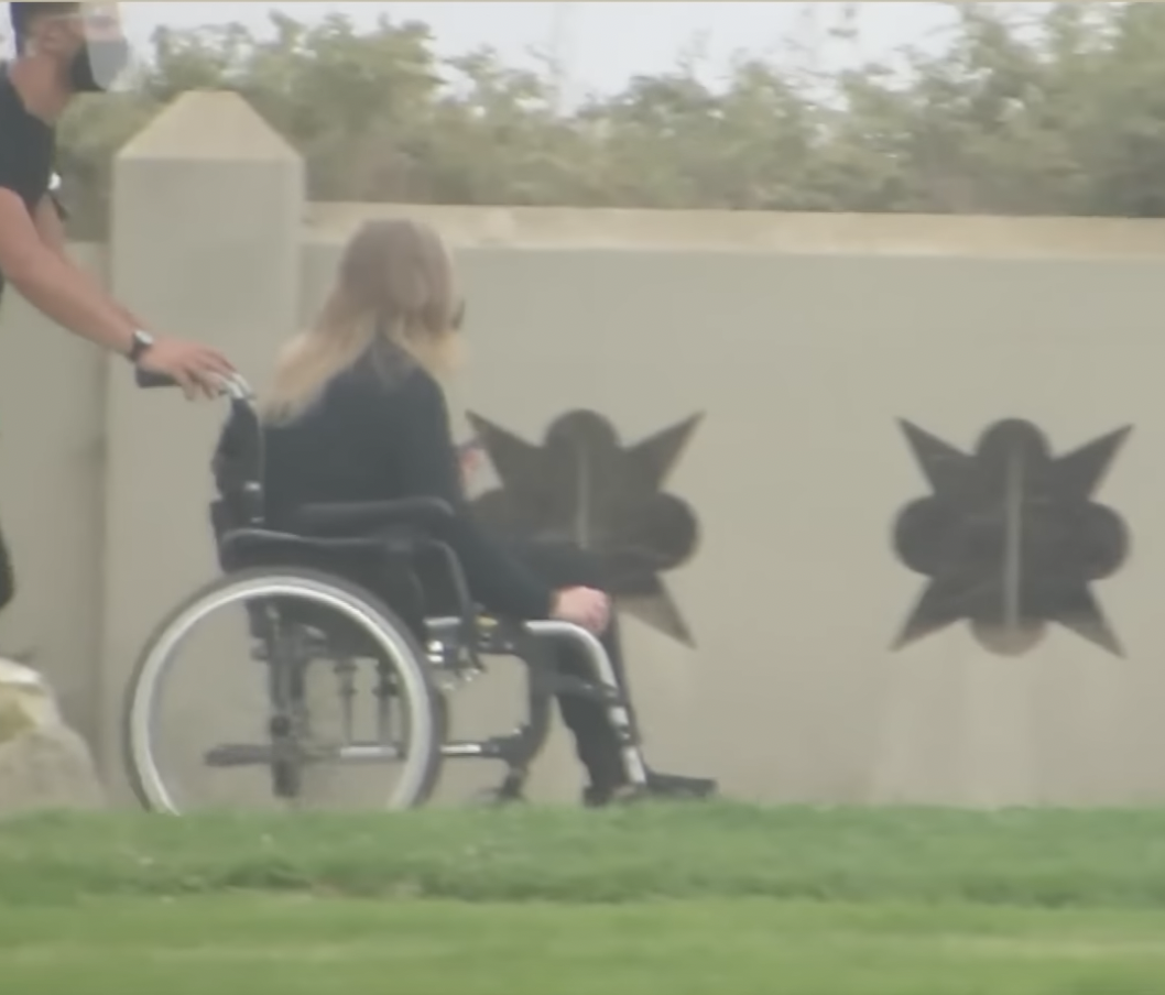 Christina Applegate going around the set of "Dead to Me" in a wheelchair. | Source: Youtube/Inside Edition