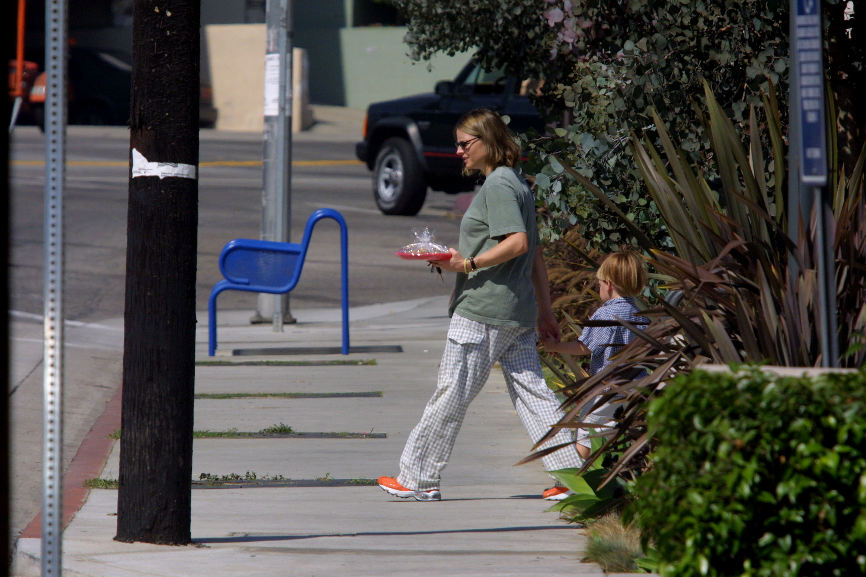 Jodie Foster walks with her son Charlie October 13, 2001 in Beverly Hills | Source: Getty Images