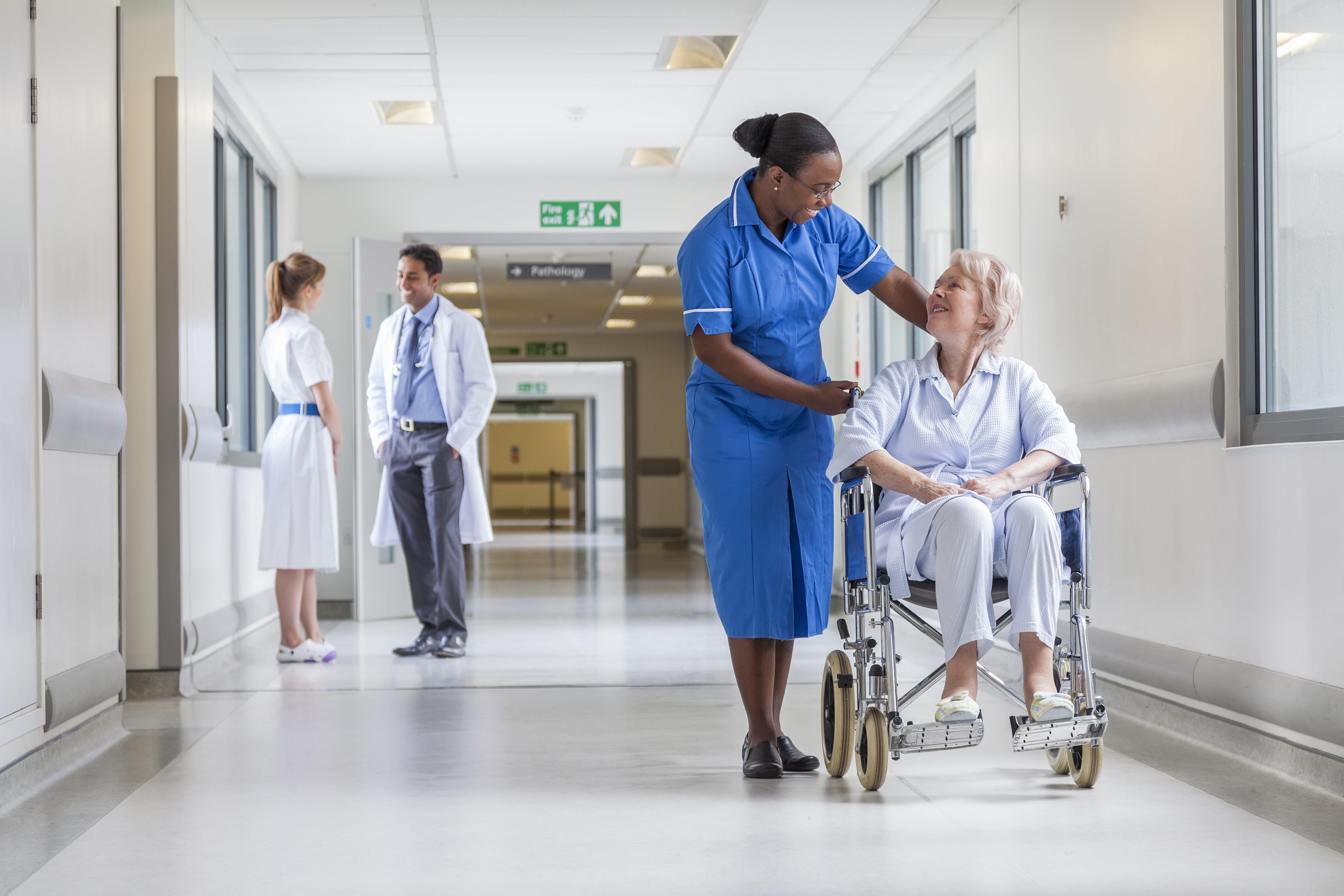 Une vielle femme sur un fauteuil roulant | Photo : shutterstock Une vielle femme sur un fauteuil roulant | Photo : shutterstock