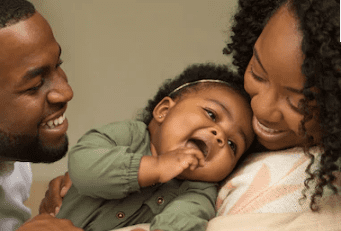 Une famille très heureuse avec leur petite fille. | Shutterstock Une famille très heureuse avec leur petite fille. | Shutterstock
