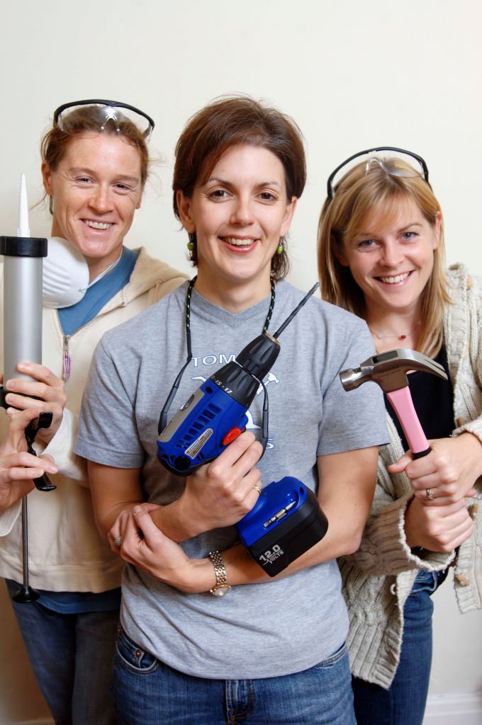 Tres mujeres entusiastas del bricolaje con herramientas eléctricas del Reino Unido. | Foto: Getty Images