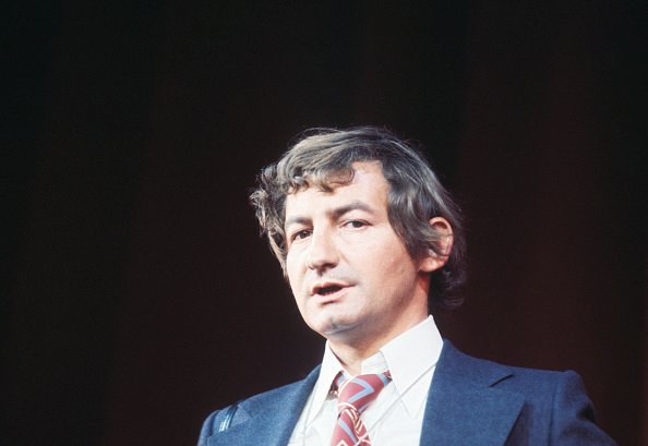 Portrait de Pierre Desproges sur scène le 9 décembre 1976 à Paris, France. | Photo : Getty Images Portrait de Pierre Desproges sur scène le 9 décembre 1976 à Paris, France. | Photo : Getty Images