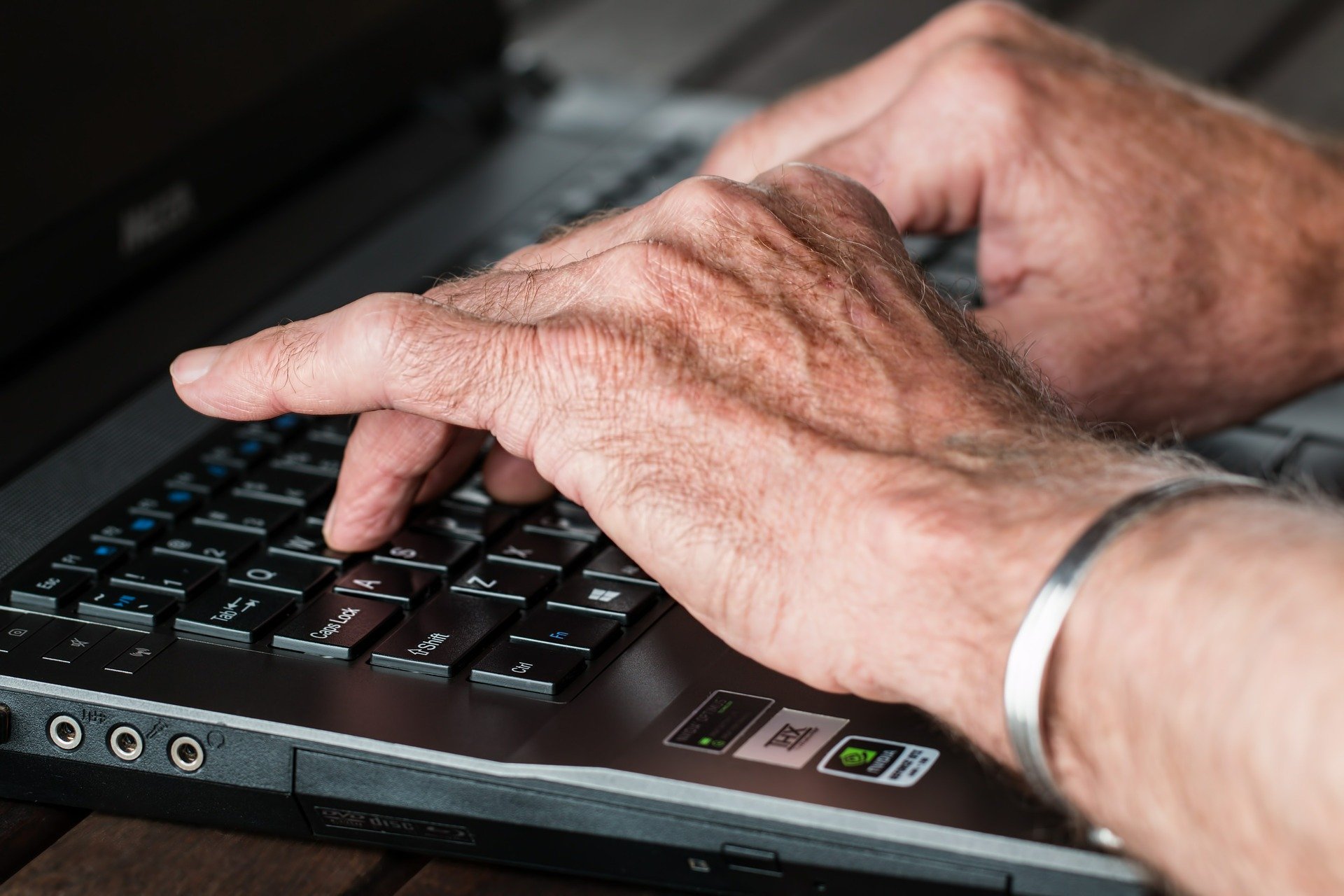 Old woman at the computer. | Source:Steve Buissinne/Pixabay 