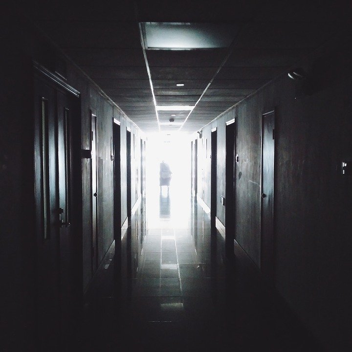 An image of someone walking out of an hospital through the hall way | Photo: Pixabay