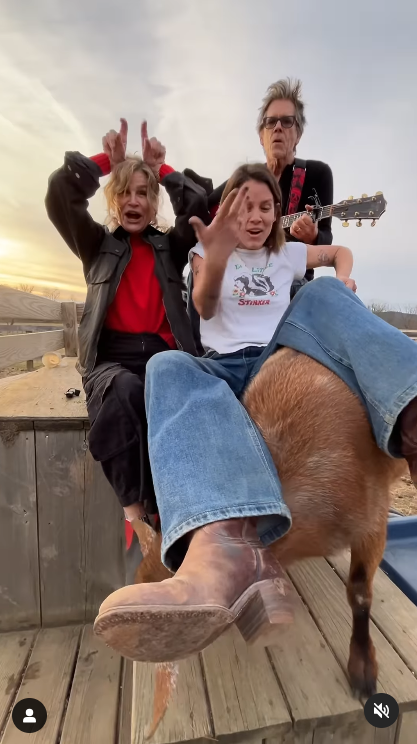 Kevin and Sosie Bacon singing with Kyra Sedgwick while a goat mingles with them | Source: Instagram/kevinbacon