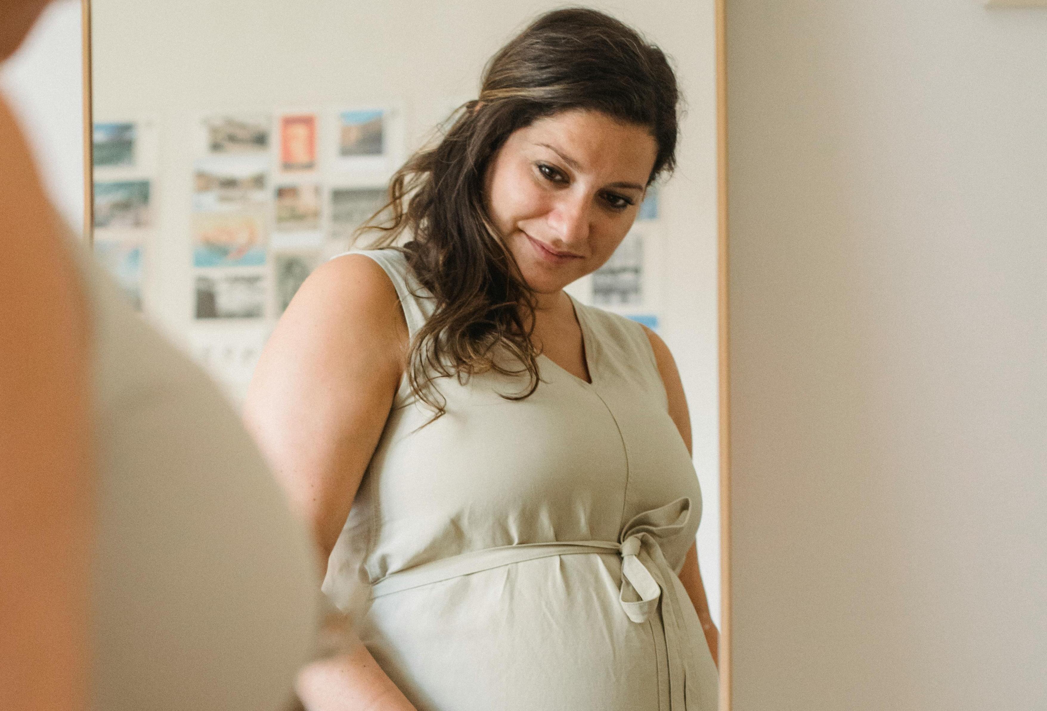 Pregnant woman with a serious expression | Source: Pexels