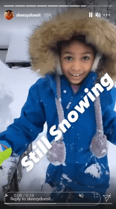 Whoopi Goldberg's great-granddaughter Charli Rose spends time in the snow wearing blue overalls. | Photo: Instagram/skeezydoesit