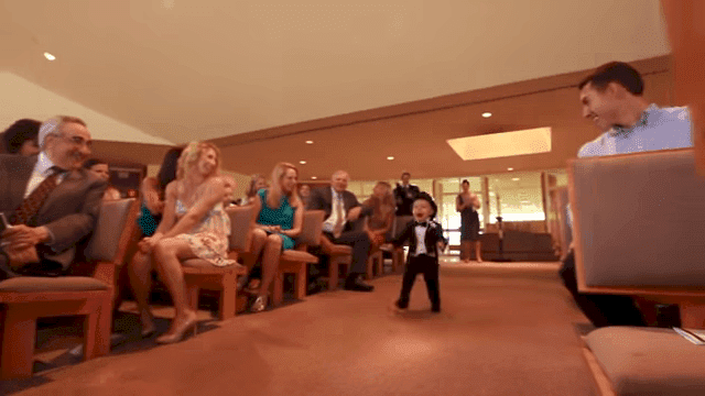  Imagen tomada de: YouTube / Ringbearer Entrance Imagen tomada de: YouTube / Ringbearer Entrance